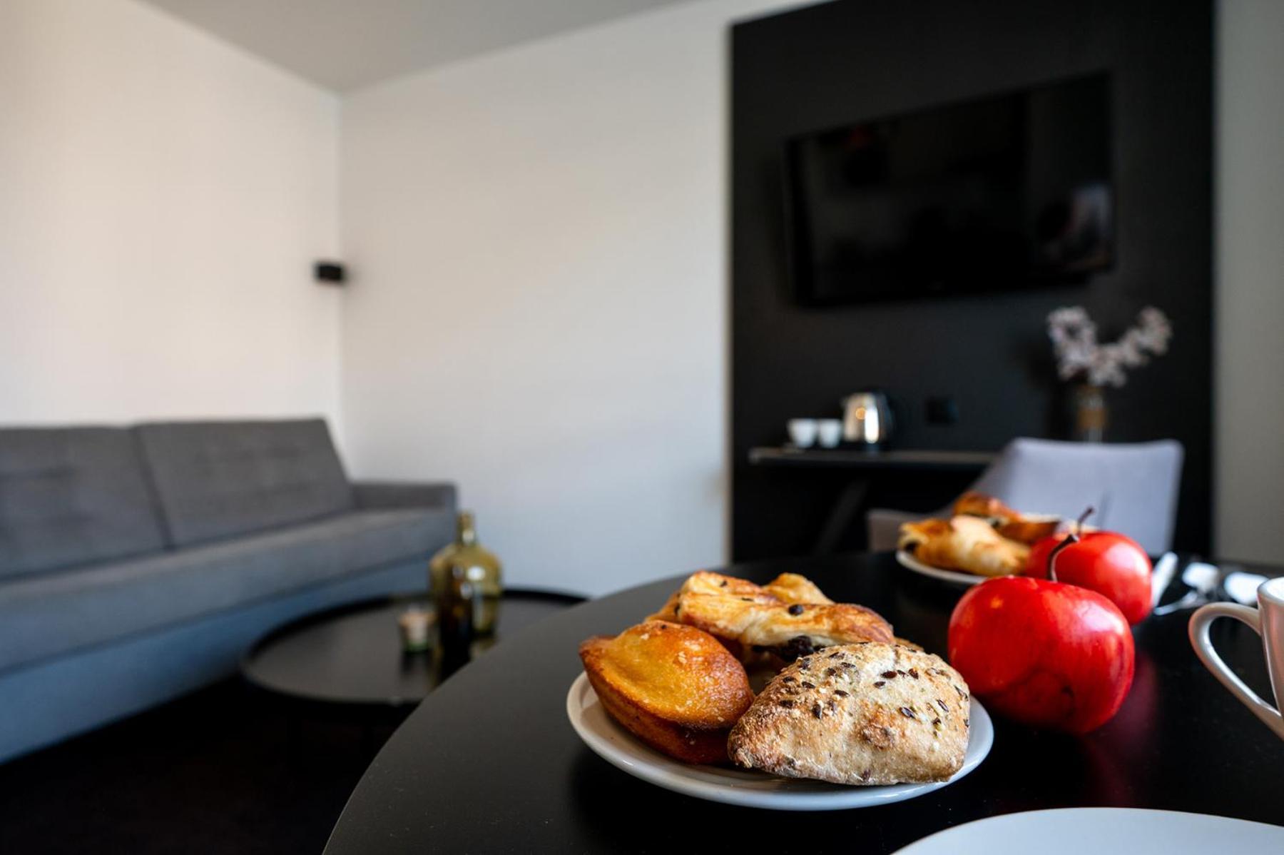 Néméa Appart'Hôtel Vélizy Europe Esterno foto